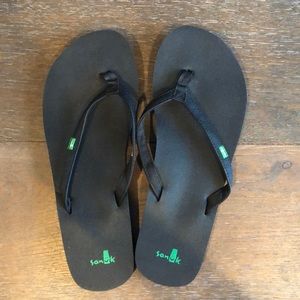 Sanuk yoga joy flip flops. NWOT never worn!